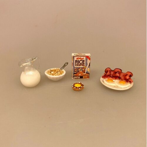 Miniature Morgenmad Rice Krispies, mælk, kande, morgenmad, med mælk, kellogs, corn flakes, rice, popris, cereals, 1:12, dukkehus, dukkehusting, dukkehustilbehør, ting til, tilbehør, nisser, nissedør, nissebo, nissetilbehør, miniature, miniaturer, sættekasse, sætterkasse, sangskjuler, symbolsk, gave, gaveide, brunch, gavekort, biti, ribe