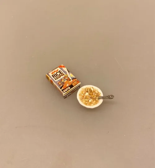 Miniature Morgenmad Rice Krispies, morgenmad, med mælk, kellogs, corn flakes, rice, popris, cereals, 1:12, dukkehus, dukkehusting, dukkehustilbehør, ting til, tilbehør, nisser, nissedør, nissebo, nissetilbehør, miniature, miniaturer, sættekasse, sætterkasse, sangskjuler, symbolsk, gave, gaveide, brunch, gavekort, biti, ribe