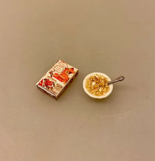 Miniature Morgenmad Rice Krispies, morgenmad, med mælk, kellogs, corn flakes, rice, popris, cereals, 1:12, dukkehus, dukkehusting, dukkehustilbehør, ting til, tilbehør, nisser, nissedør, nissebo, nissetilbehør, miniature, miniaturer, sættekasse, sætterkasse, sangskjuler, symbolsk, gave, gaveide, brunch, gavekort, biti, ribe