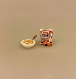 Miniature Morgenmad Rice Krispies, morgenmad, med mælk, kellogs, corn flakes, rice, popris, cereals, 1:12, dukkehus, dukkehusting, dukkehustilbehør, ting til, tilbehør, nisser, nissedør, nissebo, nissetilbehør, miniature, miniaturer, sættekasse, sætterkasse, sangskjuler, symbolsk, gave, gaveide, brunch, gavekort, biti, ribe