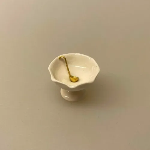 Miniature Punchebowle Porcelæn med opøser , suppe, suppeterrin, opsats, på fod, frugtskål, bowle, sommerbowle, punch, punchebowle, fest, sangsskjuler, symbolsk, gave, gave, tale, miniaturer, herskab, tjenestefolk, nisser, dukkehus, ting til, tilbehør, nissedør, nissebo, 1:12,