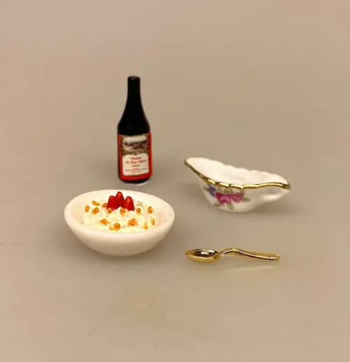 Miniature Saucekande Blomst, sauce, sauceskål, sauvekande, service, porcelæn, miniature, dukkehus, tilbehør, ting til, nisser, kirsebær sauce, amarena, ris a la mande, dukkemad, nisser, nissebo, nissehus, 1:12, biti, ribe, brun sovs,