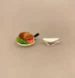 Miniature Saucekande Blomst, sauce, sauceskål, sauvekande, service, porcelæn, miniature, dukkehus, tilbehør, ting til, nisser, kirsebær sauce, amarena, ris a la mande, dukkemad, nisser, nissebo, nissehus, 1:12, biti, ribe