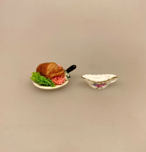 Miniature Saucekande Blomst, sauce, sauceskål, sauvekande, service, porcelæn, miniature, dukkehus, tilbehør, ting til, nisser, kirsebær sauce, amarena, ris a la mande, dukkemad, nisser, nissebo, nissehus, 1:12, biti, ribe