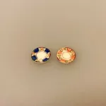 Miniature Side Tallerken Porcelæn Ø 13 mm, smøre, kuvertbrød, sidetallerken, forret, kagetallerkener, service, til, dukkehus, 1:12, porcelæn, tallerken, middagstallerken, nisser, dukkehusting, dukkehustilbehør, nissedør, nissehus, miniaturer, mini, cafe, restaurant, symbolsk, gave, gavekort, pengegave, oplevelser, gourmet, gourmand, livsnyder, sangskjuler, kok, tjener, biti, ribe