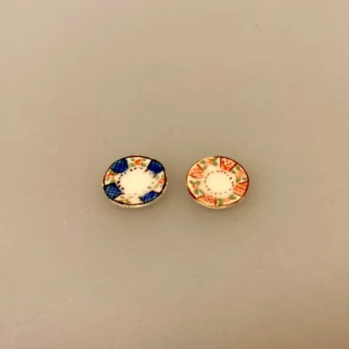 Miniature Side Tallerken Porcelæn Ø 13 mm, smøre, kuvertbrød, sidetallerken, forret, kagetallerkener, service, til, dukkehus, 1:12, porcelæn, tallerken, middagstallerken, nisser, dukkehusting, dukkehustilbehør, nissedør, nissehus, miniaturer, mini, cafe, restaurant, symbolsk, gave, gavekort, pengegave, oplevelser, gourmet, gourmand, livsnyder, sangskjuler, kok, tjener, biti, ribe