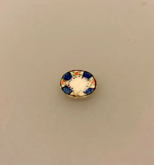 Miniature Side Tallerken Porcelæn Ø 13 mm, smøre, kuvertbrød, sidetallerken, forret, kagetallerkener, service, til, dukkehus, 1:12, porcelæn, tallerken, middagstallerken, nisser, dukkehusting, dukkehustilbehør, nissedør, nissehus, miniaturer, mini, cafe, restaurant, symbolsk, gave, gavekort, pengegave, oplevelser, gourmet, gourmand, livsnyder, sangskjuler, kok, tjener, biti, ribe