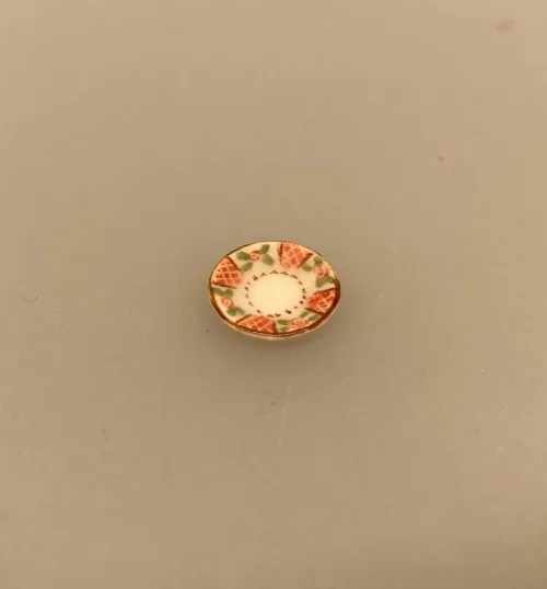 Miniature Side Tallerken Porcelæn Ø 13 mm, smøre, kuvertbrød, sidetallerken, forret, kagetallerkener, service, til, dukkehus, 1:12, porcelæn, tallerken, middagstallerken, nisser, dukkehusting, dukkehustilbehør, nissedør, nissehus, miniaturer, mini, cafe, restaurant, symbolsk, gave, gavekort, pengegave, oplevelser, gourmet, gourmand, livsnyder, sangskjuler, kok, tjener, biti, ribe