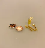 Miniature Side Tallerken Porcelæn Ø 13 mm, smøre, kuvertbrød, sidetallerken, forret, kagetallerkener, service, til, dukkehus, 1:12, porcelæn, tallerken, middagstallerken, nisser, dukkehusting, dukkehustilbehør, nissedør, nissehus, miniaturer, mini, cafe, restaurant, symbolsk, gave, gavekort, pengegave, oplevelser, gourmet, gourmand, livsnyder, sangskjuler, kok, tjener, biti, ribe