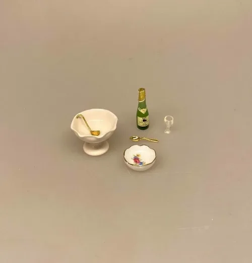 Miniature Punchebowle Porcelæn med opøser , suppe, suppeterrin, opsats, på fod, frugtskål, bowle, sommerbowle, punch, punchebowle, fest, sangsskjuler, symbolsk, gave, gave, tale, miniaturer, herskab, tjenestefolk, nisser, dukkehus, ting til, tilbehør, nissedør, nissebo, 1:12,
