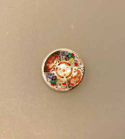 Miniature Tallerken Kinesisk Porcelæn, guld, orientalsk, elegant, miniaturer, porcelæn, tallerken, vægtallerken, platte, dukkehus, dukkehustilbehør, dukkehusting, service, herskab, tjenestefolk, upstairs, downstairs, herskabelig, ting til, tilbehør, 1:12, titanias, pallads, slot, biti, ribe, nisser, nissedør