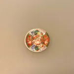 Miniature Tallerken Kinesisk Porcelæn, guld, orientalsk, elegant, miniaturer, porcelæn, tallerken, vægtallerken, platte, dukkehus, dukkehustilbehør, dukkehusting, service, herskab, tjenestefolk, upstairs, downstairs, herskabelig, ting til, tilbehør, 1:12, titanias, pallads, slot, biti, ribe, nisser, nissedør