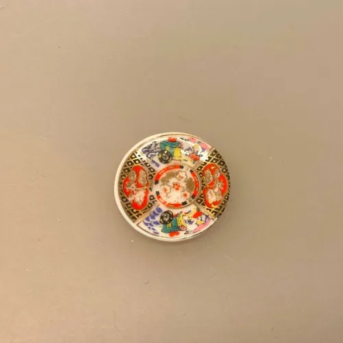 Miniature Tallerken Kinesisk Porcelæn, guld, orientalsk, elegant, miniaturer, porcelæn, tallerken, vægtallerken, platte, dukkehus, dukkehustilbehør, dukkehusting, service, herskab, tjenestefolk, upstairs, downstairs, herskabelig, ting til, tilbehør, 1:12, titanias, pallads, slot, biti, ribe, nisser, nissedør