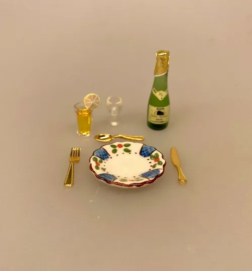 Miniature Tallerken Porcelæn Ø 25 mm Blå, service, til, dukkehus, 1:12, porcelæn, tallerken, middagstallerken, nisser, dukkehusting, dukkehustilbehør, nissedør, nissehus, miniaturer, mini, cafe, restaurant, symbolsk, gave, gavekort, pengegave, oplevelser, gourmet, gourmand, livsnyder, sangskjuler, kok, tjener, biti, ribe