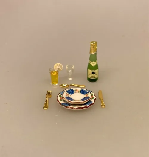 Miniature Tallerken Porcelæn Ø 25 mm Blå, service, til, dukkehus, 1:12, porcelæn, tallerken, middagstallerken, nisser, dukkehusting, dukkehustilbehør, nissedør, nissehus, miniaturer, mini, cafe, restaurant, symbolsk, gave, gavekort, pengegave, oplevelser, gourmet, gourmand, livsnyder, sangskjuler, kok, tjener, biti, ribe
