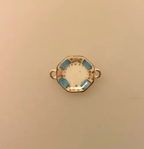 Miniature Tallerken Porcelæn med Ører Ø 22 mm, fad, vægpynt, vægtallerken, platte, frokost, frokosttallerken, service, til, dukkehus, 1:12, porcelæn, tallerken, middagstallerken, nisser, dukkehusting, dukkehustilbehør, nissedør, nissehus, miniaturer, mini, cafe, restaurant, symbolsk, gave, gavekort, pengegave, oplevelser, gourmet, gourmand, livsnyder, sangskjuler, kok, tjener, biti, ribe