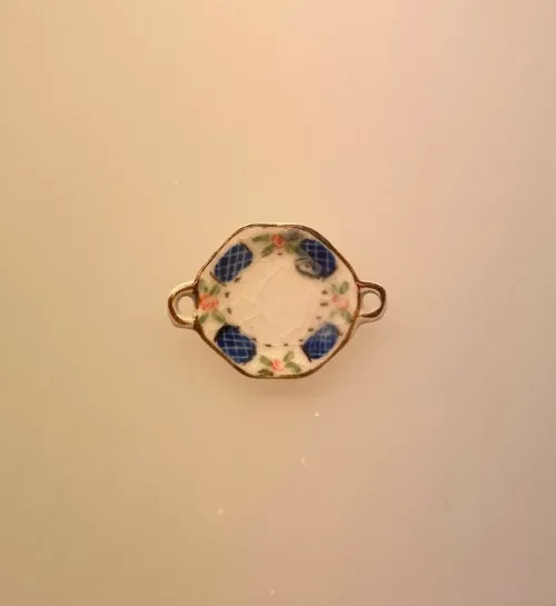 Miniature Tallerken Porcelæn med Ører Ø 22 mm, fad, vægpynt, vægtallerken, platte, frokost, frokosttallerken, service, til, dukkehus, 1:12, porcelæn, tallerken, middagstallerken, nisser, dukkehusting, dukkehustilbehør, nissedør, nissehus, miniaturer, mini, cafe, restaurant, symbolsk, gave, gavekort, pengegave, oplevelser, gourmet, gourmand, livsnyder, sangskjuler, kok, tjener, biti, ribe