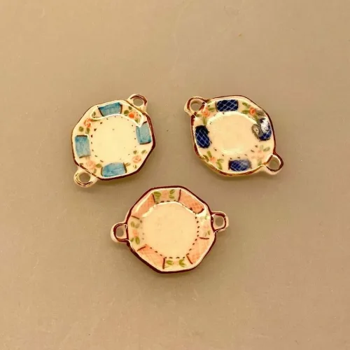 Miniature Tallerken Porcelæn med Ører Ø 22 mm, fad, vægpynt, vægtallerken, platte, frokost, frokosttallerken, service, til, dukkehus, 1:12, porcelæn, tallerken, middagstallerken, nisser, dukkehusting, dukkehustilbehør, nissedør, nissehus, miniaturer, mini, cafe, restaurant, symbolsk, gave, gavekort, pengegave, oplevelser, gourmet, gourmand, livsnyder, sangskjuler, kok, tjener, biti, ribe