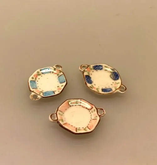 Miniature Tallerken Porcelæn med Ører Ø 22 mm, fad, vægpynt, vægtallerken, platte, frokost, frokosttallerken, service, til, dukkehus, 1:12, porcelæn, tallerken, middagstallerken, nisser, dukkehusting, dukkehustilbehør, nissedør, nissehus, miniaturer, mini, cafe, restaurant, symbolsk, gave, gavekort, pengegave, oplevelser, gourmet, gourmand, livsnyder, sangskjuler, kok, tjener, biti, ribe