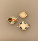 Miniature Tallerken Porcelæn med Ører Ø 22 mm, fad, vægpynt, vægtallerken, platte, frokost, frokosttallerken, service, til, dukkehus, 1:12, porcelæn, tallerken, middagstallerken, nisser, dukkehusting, dukkehustilbehør, nissedør, nissehus, miniaturer, mini, cafe, restaurant, symbolsk, gave, gavekort, pengegave, oplevelser, gourmet, gourmand, livsnyder, sangskjuler, kok, tjener, biti, ribe