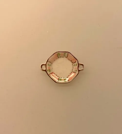 Miniature Tallerken Porcelæn med Ører Ø 22 mm, fad, vægpynt, vægtallerken, platte, frokost, frokosttallerken, service, til, dukkehus, 1:12, porcelæn, tallerken, middagstallerken, nisser, dukkehusting, dukkehustilbehør, nissedør, nissehus, miniaturer, mini, cafe, restaurant, symbolsk, gave, gavekort, pengegave, oplevelser, gourmet, gourmand, livsnyder, sangskjuler, kok, tjener, biti, ribe