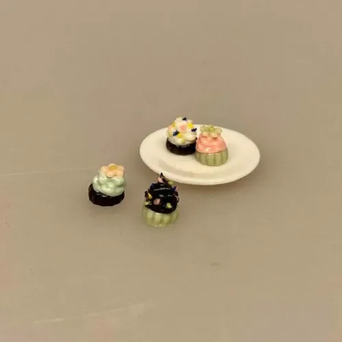 Miniature Tallerken med Cupcakes, muffins, cup cakes, bager, den store bagedyst, bager, konditor, miniaturer, dukkehus, sætterkasse, sættekasse, nisser, nissedør, nissehus, julekalender, dukkestue, dukkehusting, køkken, cafe, konditori, biti, ribe, 1:12