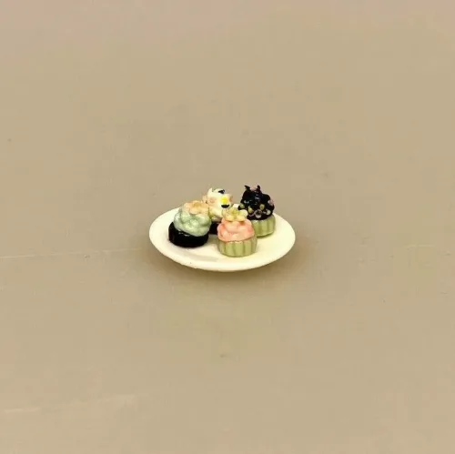 Miniature Tallerken med Cupcakes, muffins, cup cakes, bager, den store bagedyst, bager, konditor, miniaturer, dukkehus, sætterkasse, sættekasse, nisser, nissedør, nissehus, julekalender, dukkestue, dukkehusting, køkken, cafe, konditori, biti, ribe, 1:12