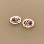 Miniature Tallerkener 2 stk. Porcelæn Lilla blomst , service, tallerken, dukkehusting, dukkehustilbehør, ting til, tilbehør, udstyr, miniature, nisser, nissebo, nissedør, nissetibehør, julekalender, diy, royal cph, symbolsk gave, sangskjuler, 1:12, biti, ribe, små, tallerkner, porcelæn, sjov,