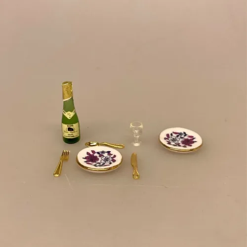 Miniature Tallerkener 2 stk. Porcelæn Lilla blomst , service, tallerken, dukkehusting, dukkehustilbehør, ting til, tilbehør, udstyr, miniature, nisser, nissebo, nissedør, nissetibehør, julekalender, diy, royal cph, symbolsk gave, sangskjuler, 1:12, biti, ribe, små, tallerkner, porcelæn, sjov,