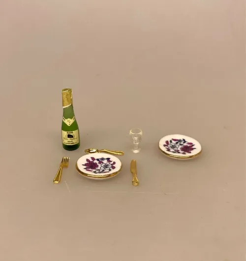 Miniature Tallerkener 2 stk. Porcelæn Lilla blomst , service, tallerken, dukkehusting, dukkehustilbehør, ting til, tilbehør, udstyr, miniature, nisser, nissebo, nissedør, nissetibehør, julekalender, diy, royal cph, symbolsk gave, sangskjuler, 1:12, biti, ribe, små, tallerkner, porcelæn, sjov,