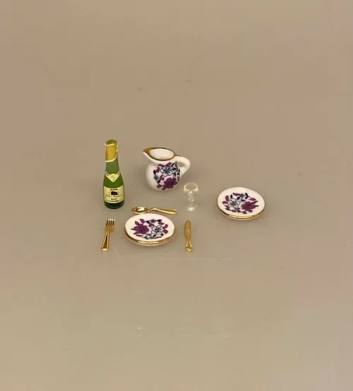 Miniature Tallerkener 2 stk. Porcelæn Lilla blomst , service, tallerken, dukkehusting, dukkehustilbehør, ting til, tilbehør, udstyr, miniature, nisser, nissebo, nissedør, nissetibehør, julekalender, diy, royal cph, symbolsk gave, sangskjuler, 1:12, biti, ribe, små, tallerkner, porcelæn, sjov,