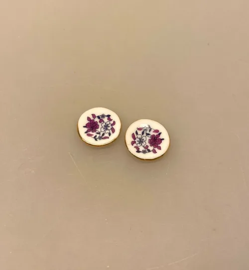 Miniature Tallerkener 2 stk. Porcelæn Lilla blomst , service, tallerken, dukkehusting, dukkehustilbehør, ting til, tilbehør, udstyr, miniature, nisser, nissebo, nissedør, nissetibehør, julekalender, diy, royal cph, symbolsk gave, sangskjuler, 1:12, biti, ribe, små, tallerkner, porcelæn, sjov,