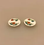 Miniature Tallerkener 2 stk. Porcelæn Rød Blomst, service, tallerken, dukkehusting, dukkehustilbehør, ting til, tilbehør, udstyr, miniature, nisser, nissebo, nissedør, nissetibehør, julekalender, diy, royal cph, symbolsk gave, sangskjuler, 1:12, biti, ribe, små, tallerkner, porcelæn, sjov,