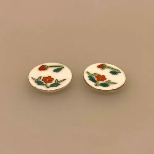 Miniature Tallerkener 2 stk. Porcelæn Rød Blomst, service, tallerken, dukkehusting, dukkehustilbehør, ting til, tilbehør, udstyr, miniature, nisser, nissebo, nissedør, nissetibehør, julekalender, diy, royal cph, symbolsk gave, sangskjuler, 1:12, biti, ribe, små, tallerkner, porcelæn, sjov,