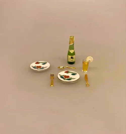 Miniature Tallerkener 2 stk. Porcelæn Rød Blomst, service, tallerken, dukkehusting, dukkehustilbehør, ting til, tilbehør, udstyr, miniature, nisser, nissebo, nissedør, nissetibehør, julekalender, diy, royal cph, symbolsk gave, sangskjuler, 1:12, biti, ribe, små, tallerkner, porcelæn, sjov,