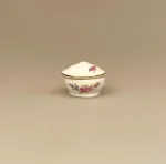 Miniature Terrin med Låg Oval Blomst, blomster, porcelæn, service, miniature, miniaturer, suppe, suppeterrin, låg, skål, dukkehus, dukkehusting, dukkehustilbehør, jul, frigast, nisser, 1:12, birgitte, morgen, mini, ting til, tilbehør, sætterkasse, sættekasse, sangskjuler, tale, symbolsk, gave, kok, tjener, borddækning, emil, lønneberg, nissetilbehør, nissedør, nisser, nissebo, biti, ribe