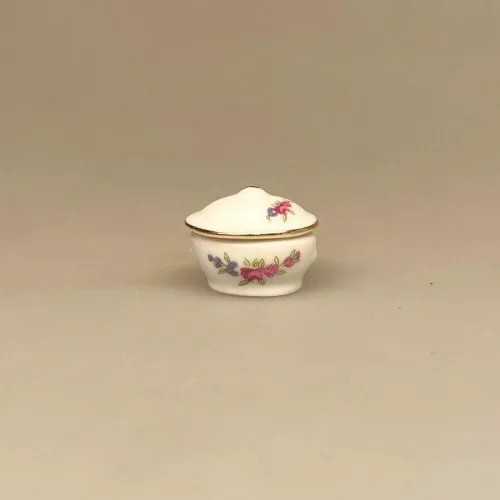 Miniature Terrin med Låg Oval Blomst, blomster, porcelæn, service, miniature, miniaturer, suppe, suppeterrin, låg, skål, dukkehus, dukkehusting, dukkehustilbehør, jul, frigast, nisser, 1:12, birgitte, morgen, mini, ting til, tilbehør, sætterkasse, sættekasse, sangskjuler, tale, symbolsk, gave, kok, tjener, borddækning, emil, lønneberg, nissetilbehør, nissedør, nisser, nissebo, biti, ribe
