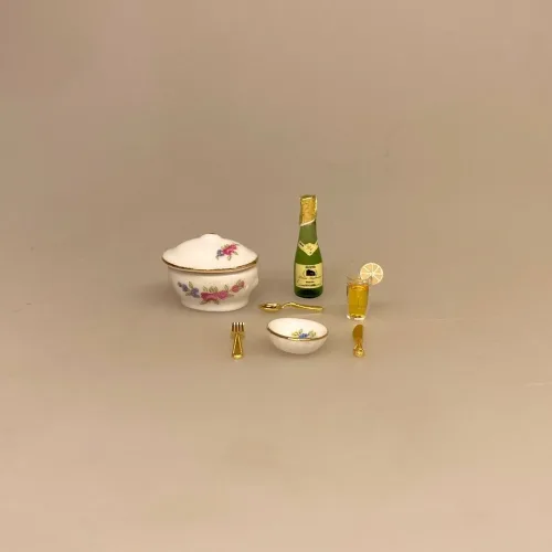 Miniature Terrin med Låg Oval Blomst, blomster, porcelæn, service, miniature, miniaturer, suppe, suppeterrin, låg, skål, dukkehus, dukkehusting, dukkehustilbehør, jul, frigast, nisser, 1:12, birgitte, morgen, mini, ting til, tilbehør, sætterkasse, sættekasse, sangskjuler, tale, symbolsk, gave, kok, tjener, borddækning, emil, lønneberg, nissetilbehør, nissedør, nisser, nissebo, biti, ribe
