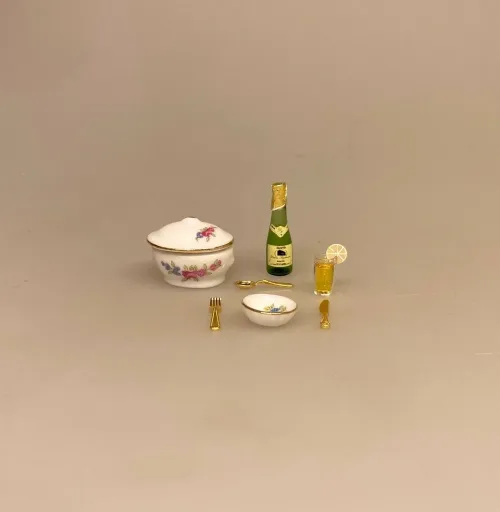 Miniature Terrin med Låg Oval Blomst, blomster, porcelæn, service, miniature, miniaturer, suppe, suppeterrin, låg, skål, dukkehus, dukkehusting, dukkehustilbehør, jul, frigast, nisser, 1:12, birgitte, morgen, mini, ting til, tilbehør, sætterkasse, sættekasse, sangskjuler, tale, symbolsk, gave, kok, tjener, borddækning, emil, lønneberg, nissetilbehør, nissedør, nisser, nissebo, biti, ribe