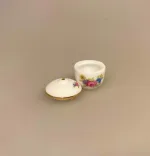 Miniature Terrin med Låg Rund Blomst, blomster, porcelæn, service, miniature, miniaturer, suppe, suppeterrin, låg, skål, dukkehus, dukkehusting, dukkehustilbehør, jul, frigast, nisser, 1:12, birgitte, morgen, mini, ting til, tilbehør, sætterkasse, sættekasse, sangskjuler, tale, symbolsk, gave, kok, tjener, borddækning, emil, lønneberg, nissetilbehør, nissedør, nisser, nissebo, biti, ribe
