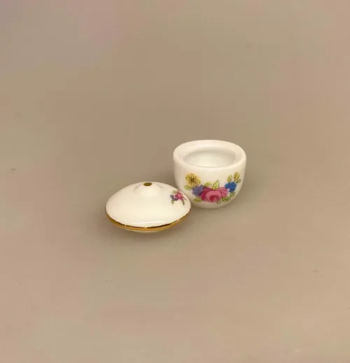Miniature Terrin med Låg Rund Blomst, blomster, porcelæn, service, miniature, miniaturer, suppe, suppeterrin, låg, skål, dukkehus, dukkehusting, dukkehustilbehør, jul, frigast, nisser, 1:12, birgitte, morgen, mini, ting til, tilbehør, sætterkasse, sættekasse, sangskjuler, tale, symbolsk, gave, kok, tjener, borddækning, emil, lønneberg, nissetilbehør, nissedør, nisser, nissebo, biti, ribe