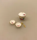 Miniature Terrin med Låg Rund Blomst, blomster, porcelæn, service, miniature, miniaturer, suppe, suppeterrin, låg, skål, dukkehus, dukkehusting, dukkehustilbehør, jul, frigast, nisser, 1:12, birgitte, morgen, mini, ting til, tilbehør, sætterkasse, sættekasse, sangskjuler, tale, symbolsk, gave, kok, tjener, borddækning, emil, lønneberg, nissetilbehør, nissedør, nisser, nissebo, biti, ribe