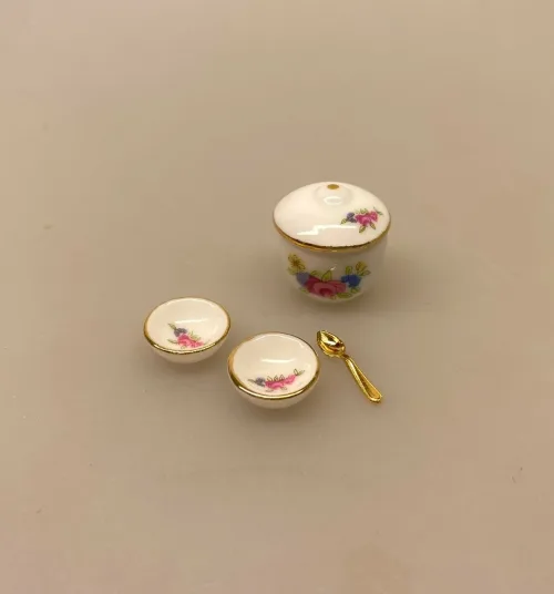 Miniature Terrin med Låg Rund Blomst, blomster, porcelæn, service, miniature, miniaturer, suppe, suppeterrin, låg, skål, dukkehus, dukkehusting, dukkehustilbehør, jul, frigast, nisser, 1:12, birgitte, morgen, mini, ting til, tilbehør, sætterkasse, sættekasse, sangskjuler, tale, symbolsk, gave, kok, tjener, borddækning, emil, lønneberg, nissetilbehør, nissedør, nisser, nissebo, biti, ribe