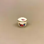 Miniature Terrin med Låg Rund Blomst, blomster, porcelæn, service, miniature, miniaturer, suppe, suppeterrin, låg, skål, dukkehus, dukkehusting, dukkehustilbehør, jul, frigast, nisser, 1:12, birgitte, morgen, mini, ting til, tilbehør, sætterkasse, sættekasse, sangskjuler, tale, symbolsk, gave, kok, tjener, borddækning, emil, lønneberg, nissetilbehør, nissedør, nisser, nissebo, biti, ribe