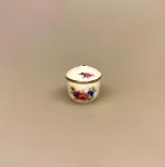 Miniature Terrin med Låg Rund Blomst, blomster, porcelæn, service, miniature, miniaturer, suppe, suppeterrin, låg, skål, dukkehus, dukkehusting, dukkehustilbehør, jul, frigast, nisser, 1:12, birgitte, morgen, mini, ting til, tilbehør, sætterkasse, sættekasse, sangskjuler, tale, symbolsk, gave, kok, tjener, borddækning, emil, lønneberg, nissetilbehør, nissedør, nisser, nissebo, biti, ribe