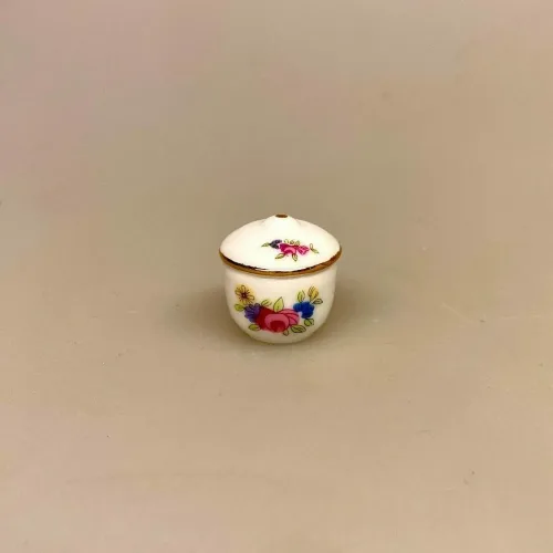 Miniature Terrin med Låg Rund Blomst, blomster, porcelæn, service, miniature, miniaturer, suppe, suppeterrin, låg, skål, dukkehus, dukkehusting, dukkehustilbehør, jul, frigast, nisser, 1:12, birgitte, morgen, mini, ting til, tilbehør, sætterkasse, sættekasse, sangskjuler, tale, symbolsk, gave, kok, tjener, borddækning, emil, lønneberg, nissetilbehør, nissedør, nisser, nissebo, biti, ribe