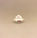 Miniature Terrin med Ører og Blomst, blomster, porcelæn, service, miniature, miniaturer, suppe, suppeterrin, låg, skål, dukkehus, dukkehusting, dukkehustilbehør, jul, frigast, nisser, 1:12, birgitte, morgen, mini, ting til, tilbehør, sætterkasse, sættekasse, sangskjuler, tale, symbolsk, gave, kok, tjener, borddækning, emil, lønneberg, nissetilbehør, nissedør, nisser, nissebo, biti, ribe