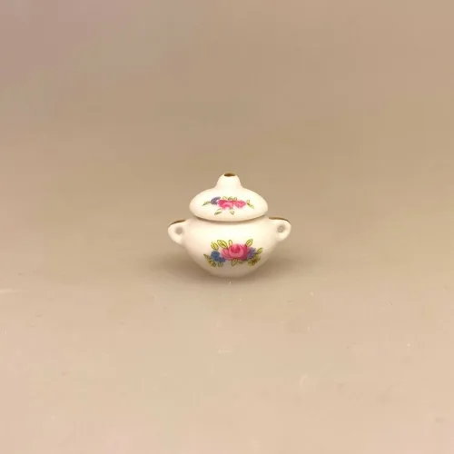 Miniature Terrin med Ører og Blomst, blomster, porcelæn, service, miniature, miniaturer, suppe, suppeterrin, låg, skål, dukkehus, dukkehusting, dukkehustilbehør, jul, frigast, nisser, 1:12, birgitte, morgen, mini, ting til, tilbehør, sætterkasse, sættekasse, sangskjuler, tale, symbolsk, gave, kok, tjener, borddækning, emil, lønneberg, nissetilbehør, nissedør, nisser, nissebo, biti, ribe