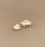 Miniature Terrin med Ører og Blomst, blomster, porcelæn, service, miniature, miniaturer, suppe, suppeterrin, låg, skål, dukkehus, dukkehusting, dukkehustilbehør, jul, frigast, nisser, 1:12, birgitte, morgen, mini, ting til, tilbehør, sætterkasse, sættekasse, sangskjuler, tale, symbolsk, gave, kok, tjener, borddækning, emil, lønneberg, nissetilbehør, nissedør, nisser, nissebo, biti, ribe