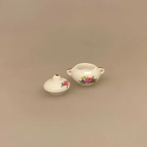 Miniature Terrin med Ører og Blomst, blomster, porcelæn, service, miniature, miniaturer, suppe, suppeterrin, låg, skål, dukkehus, dukkehusting, dukkehustilbehør, jul, frigast, nisser, 1:12, birgitte, morgen, mini, ting til, tilbehør, sætterkasse, sættekasse, sangskjuler, tale, symbolsk, gave, kok, tjener, borddækning, emil, lønneberg, nissetilbehør, nissedør, nisser, nissebo, biti, ribe